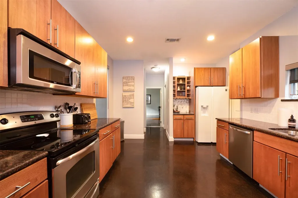 2302 E 9th Street Austin TX 78702