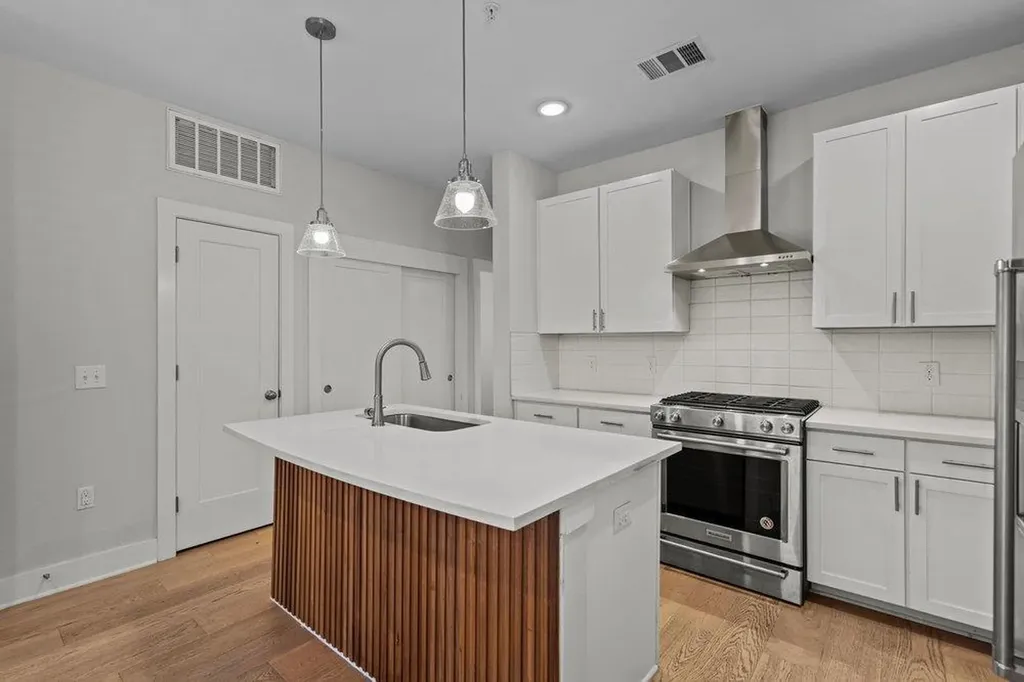 2827 Manor Road Austin TX 78722