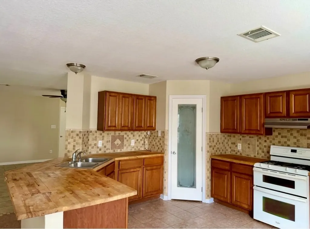 1148 Amberwood Loop Kyle TX 78640