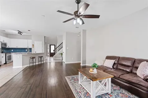1712 Lynnville Trail Austin TX 78727