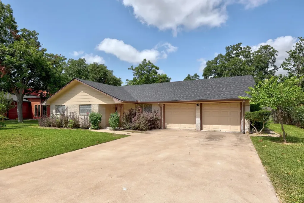 2305 Lathan Lane Taylor TX 76574