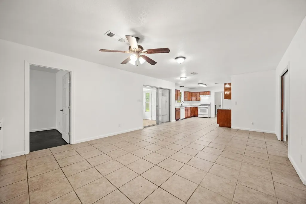 2305 Lathan Lane Taylor TX 76574