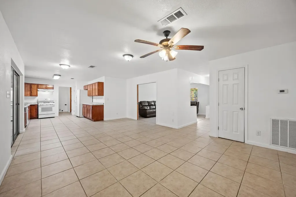 2305 Lathan Lane Taylor TX 76574