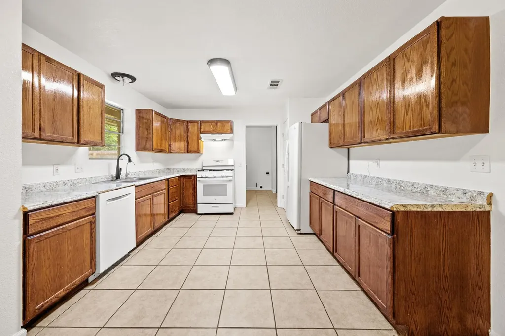 2305 Lathan Lane Taylor TX 76574