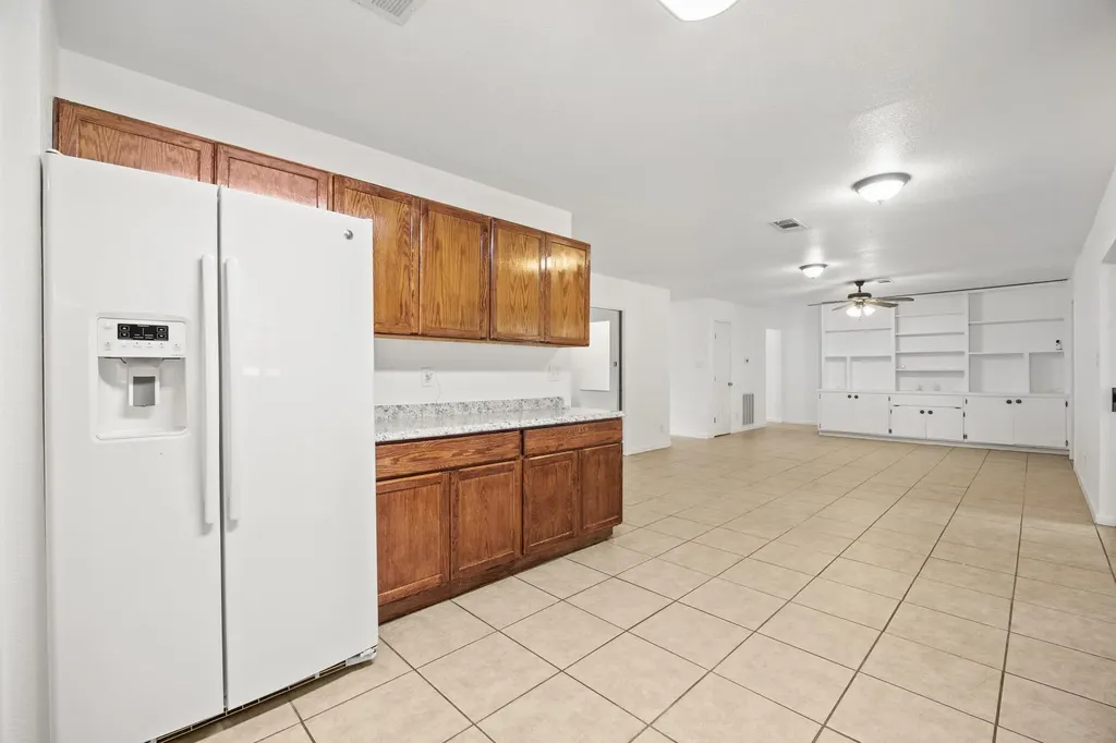 2305 Lathan Lane Taylor TX 76574