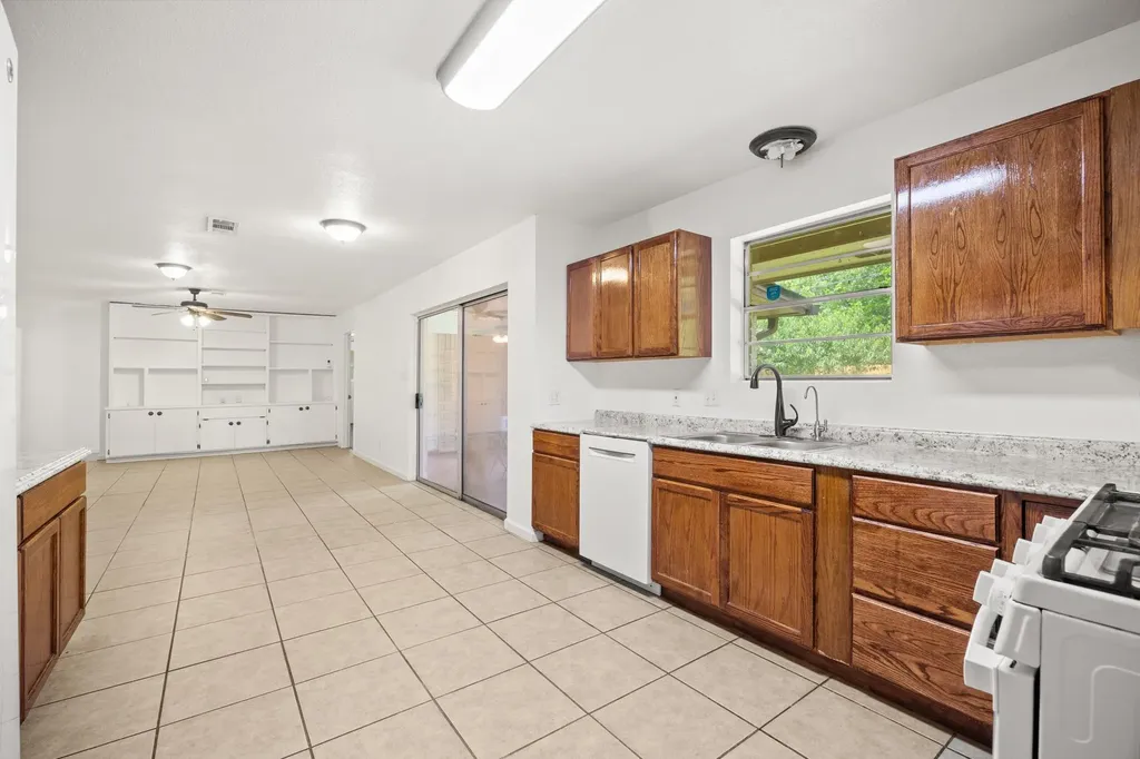 2305 Lathan Lane Taylor TX 76574