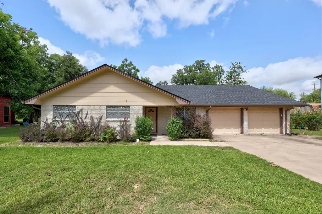 2305 Lathan Lane Taylor TX 76574