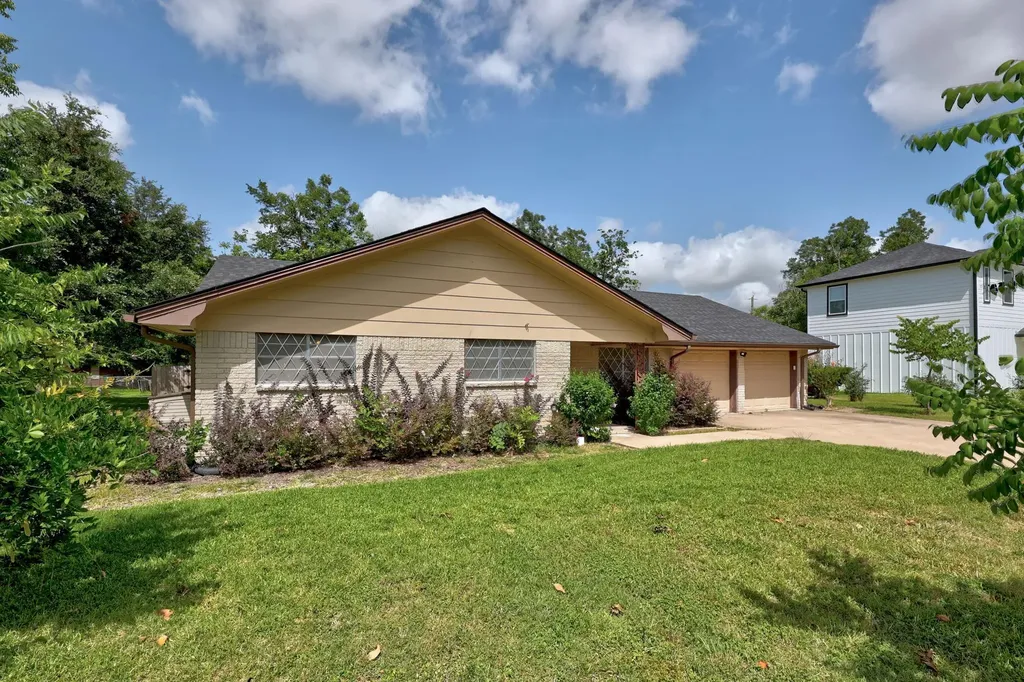 2305 Lathan Lane Taylor TX 76574