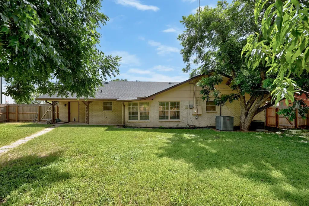 2305 Lathan Lane Taylor TX 76574
