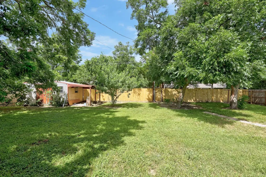 2305 Lathan Lane Taylor TX 76574