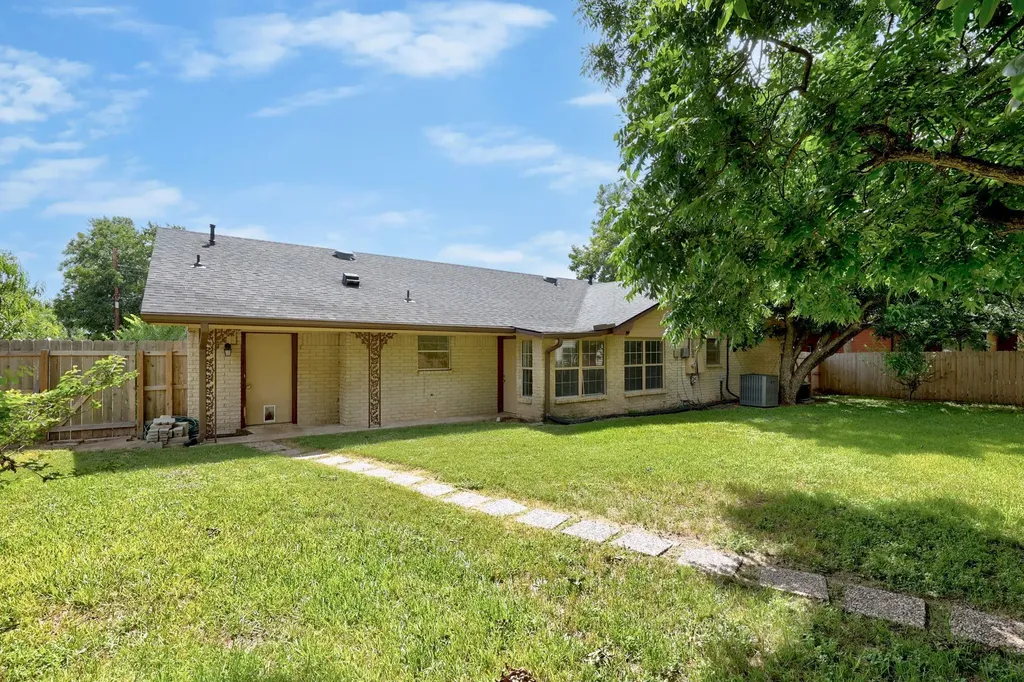 2305 Lathan Lane Taylor TX 76574