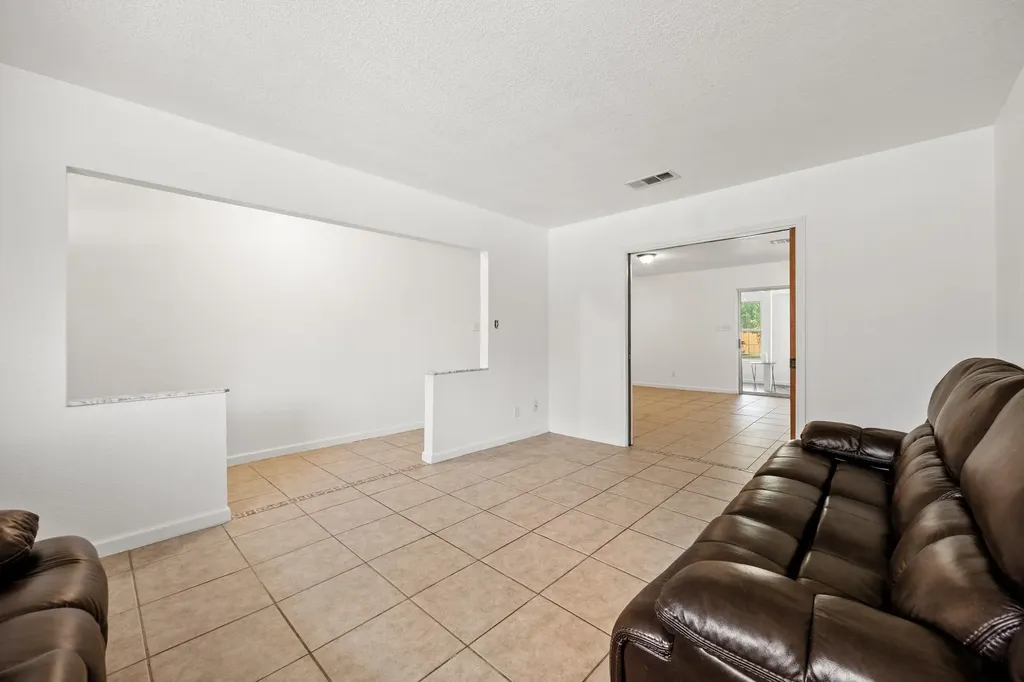 2305 Lathan Lane Taylor TX 76574