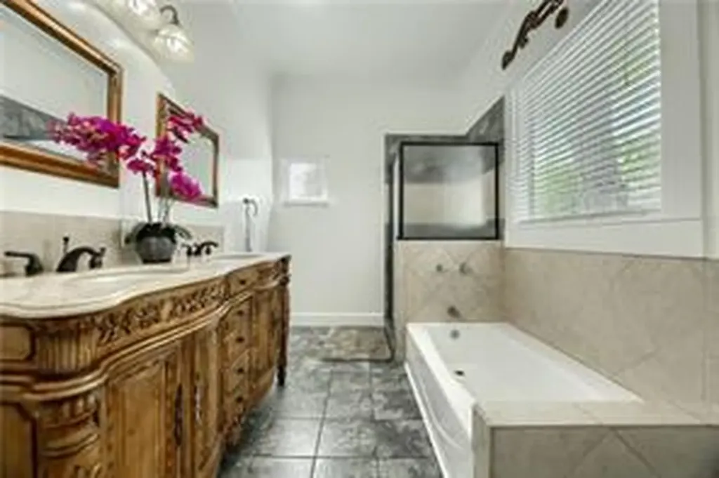 911 E 2nd Street Austin TX 78702