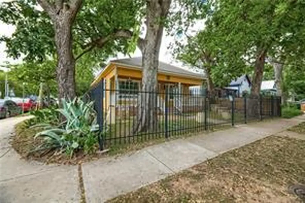 911 E 2nd Street Austin TX 78702