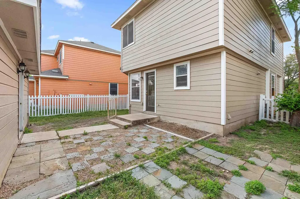 280 Strawn Kyle TX 78640