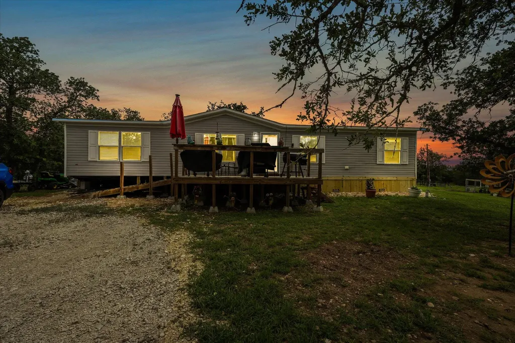 2755 Washburn Road Luling TX 78648
