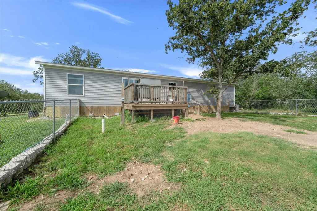 2755 Washburn Road Luling TX 78648