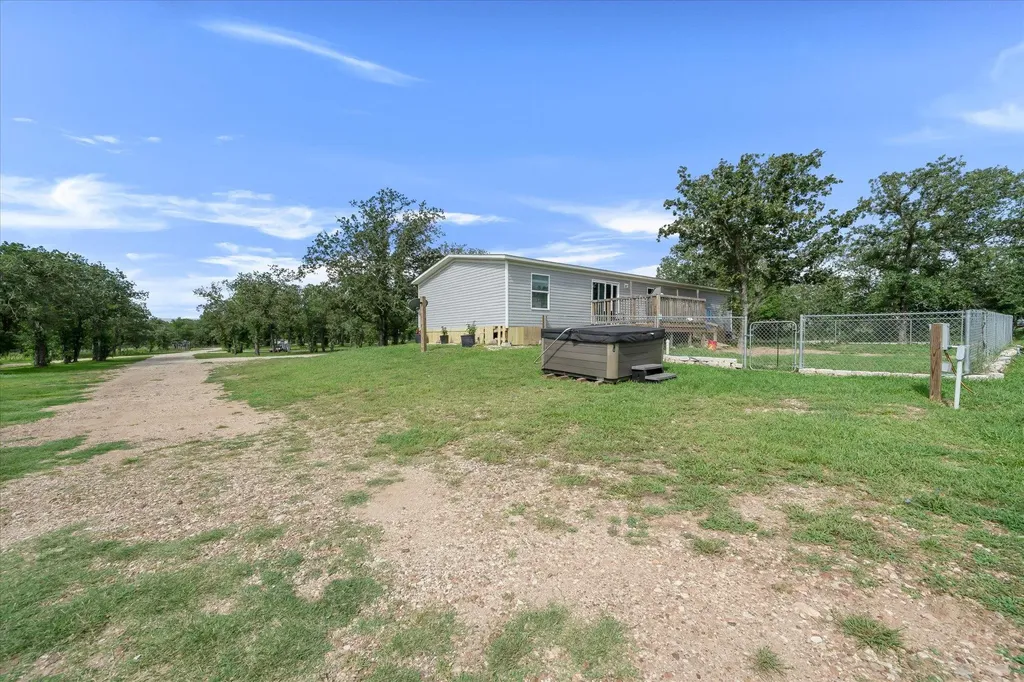 2755 Washburn Road Luling TX 78648