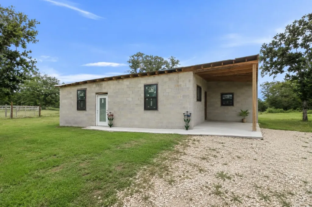 2755 Washburn Road Luling TX 78648