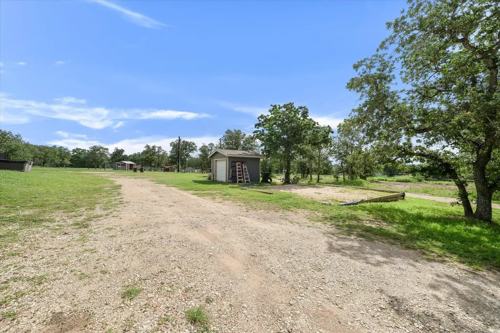 2755 Washburn Road Luling TX 78648