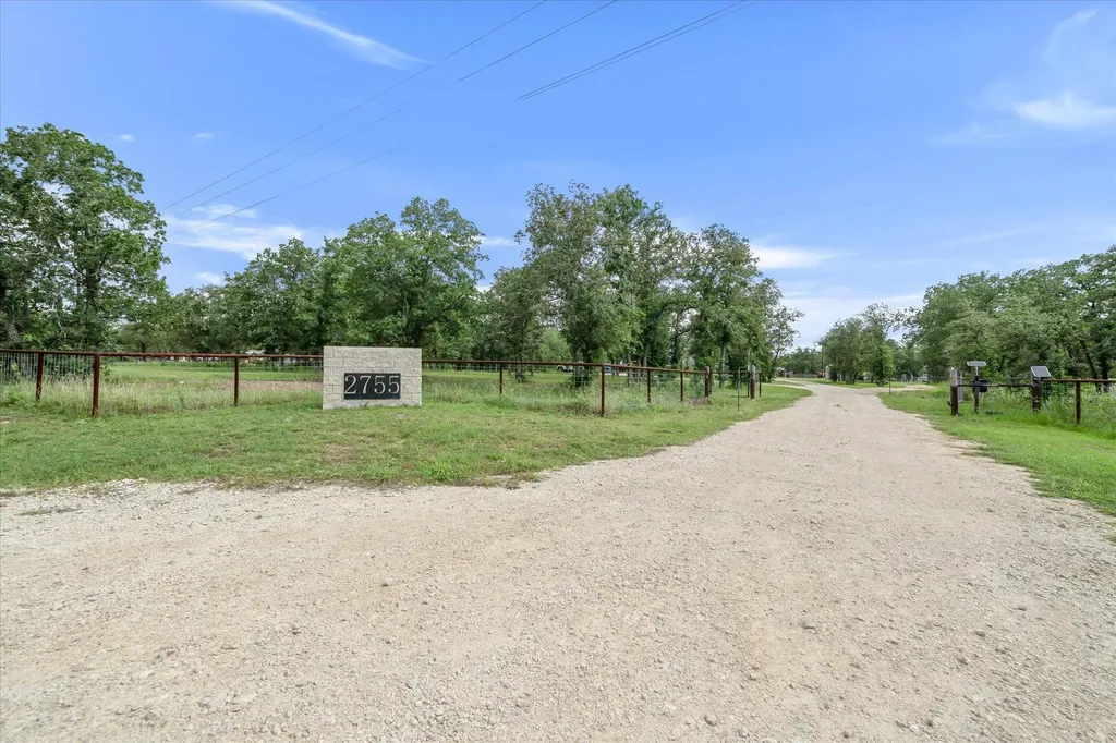 2755 Washburn Road Luling TX 78648