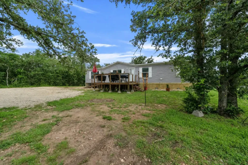 2755 Washburn Road Luling TX 78648