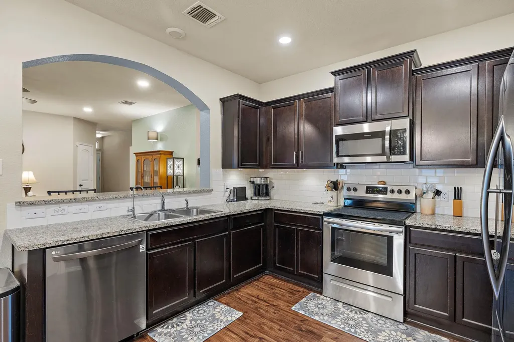 125 Beth Ann Loop Taylor TX 76574