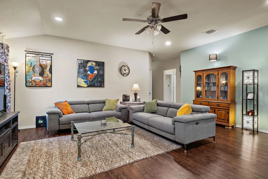 125 Beth Ann Loop Taylor TX 76574