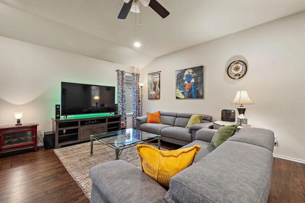 125 Beth Ann Loop Taylor TX 76574