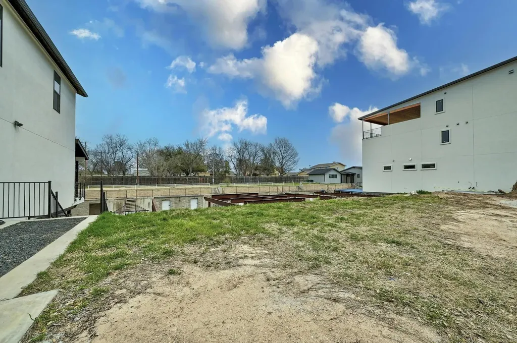 940 Euel Moore Drive Kingsland TX 78639