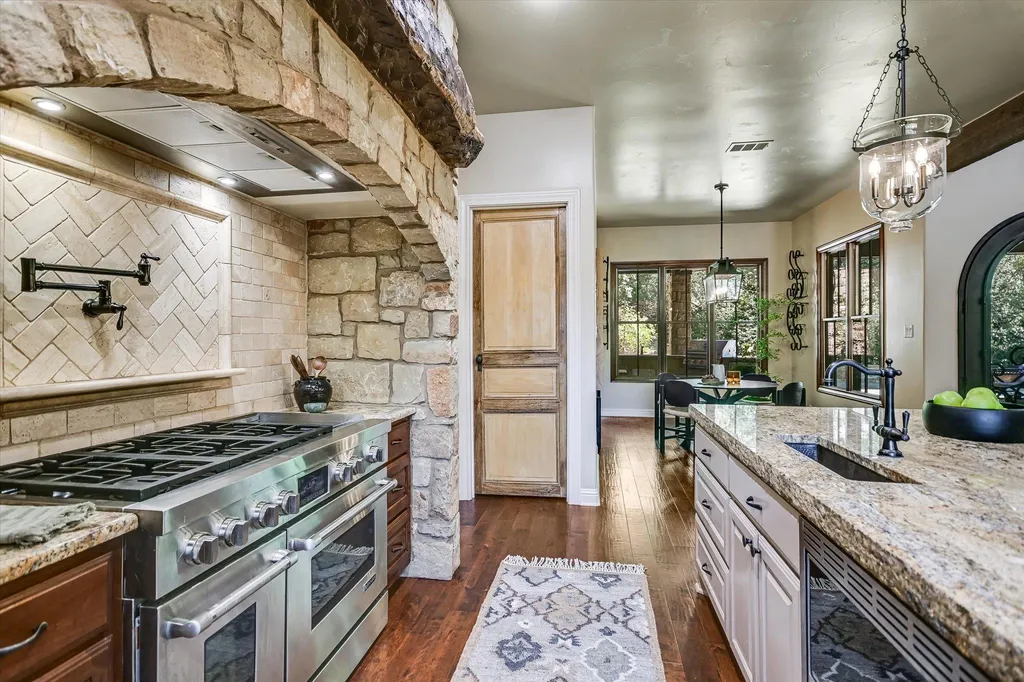 1402 Barclay Drive Austin TX 78746