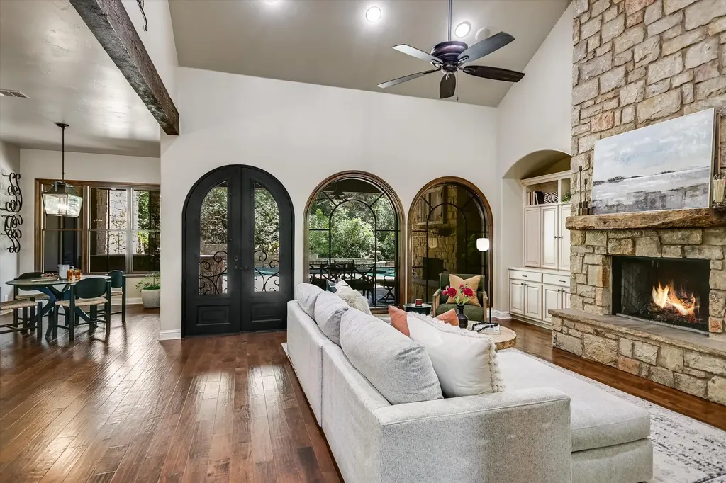 1402 Barclay Drive Austin TX 78746