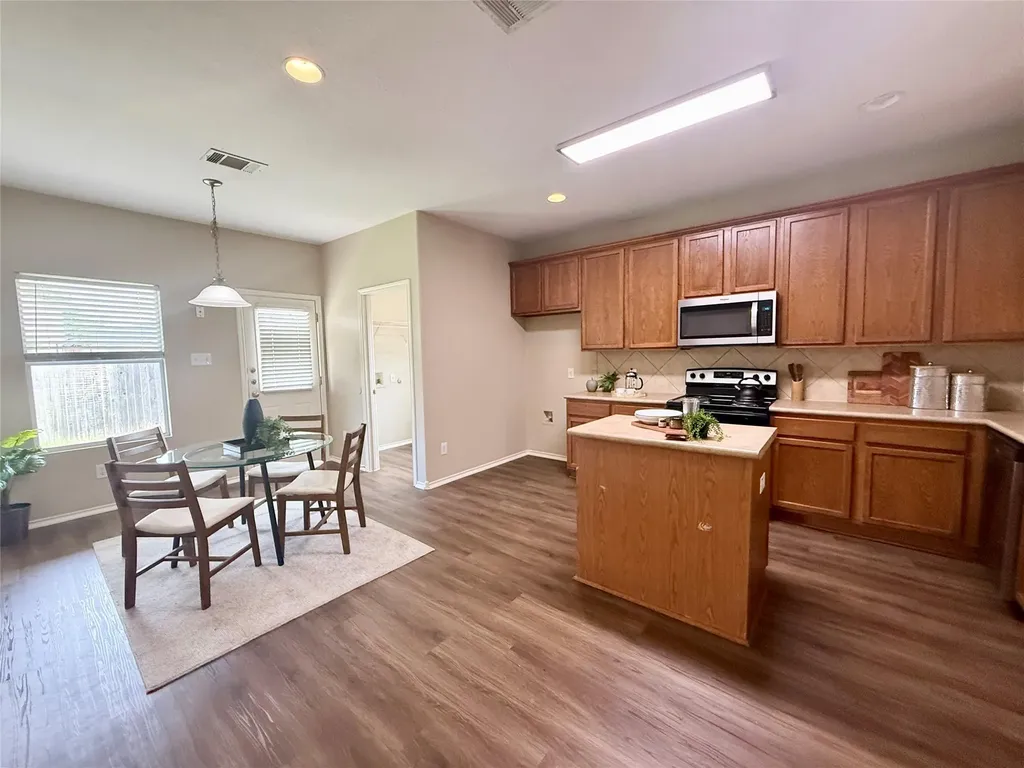 102 Williamson Cove Elgin TX 78621