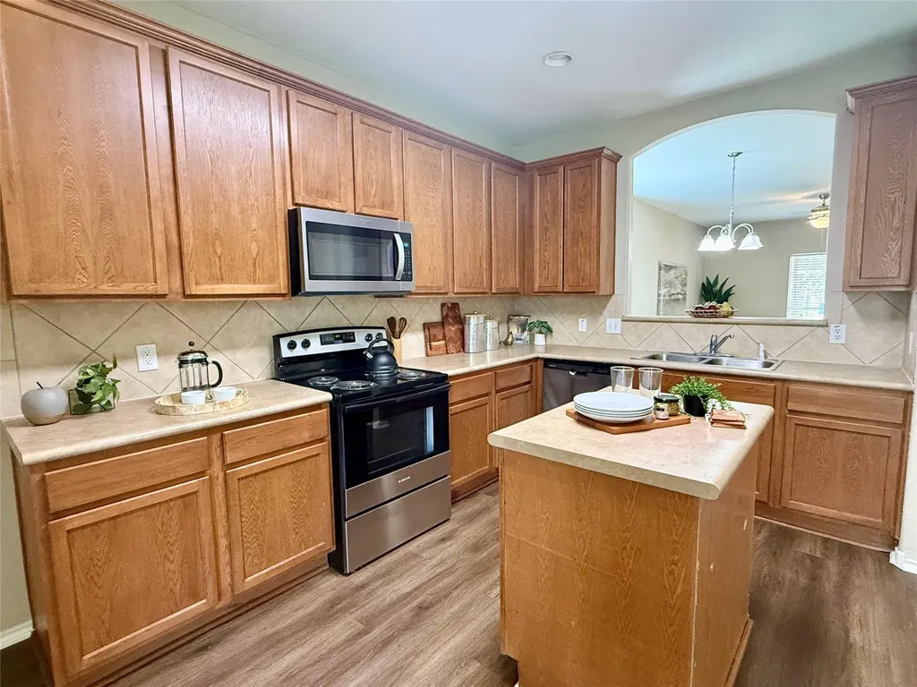 102 Williamson Cove Elgin TX 78621