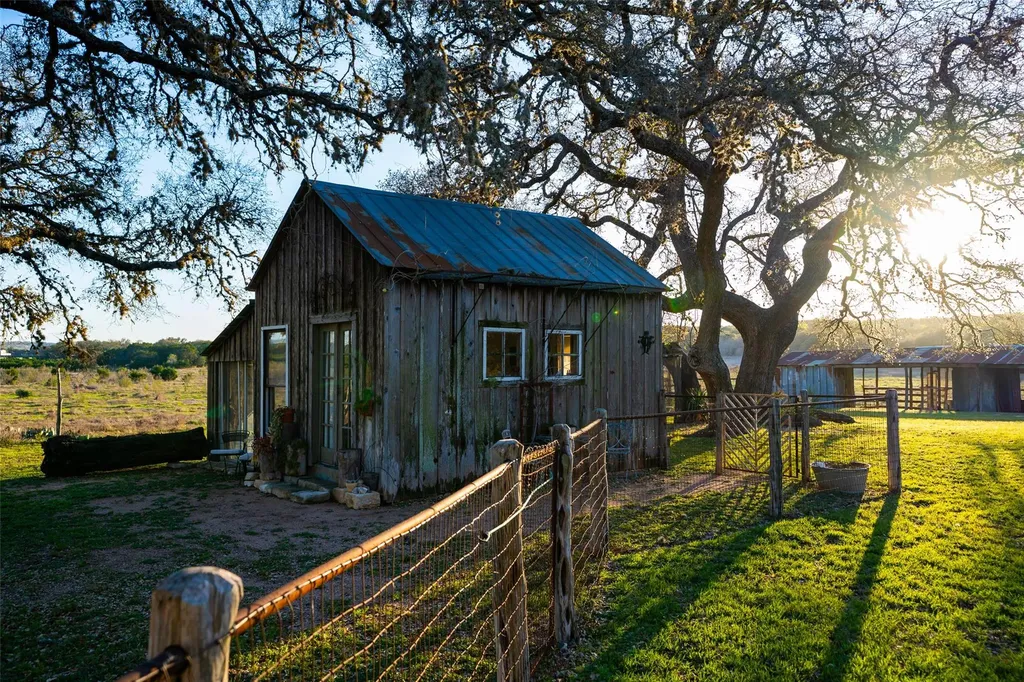 1294 Crabapple Road Blanco TX 78606