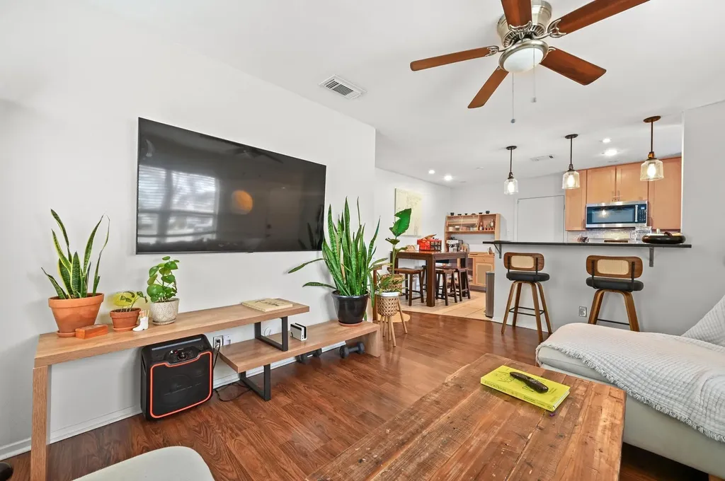 1005 Daphne Court Austin TX 78704