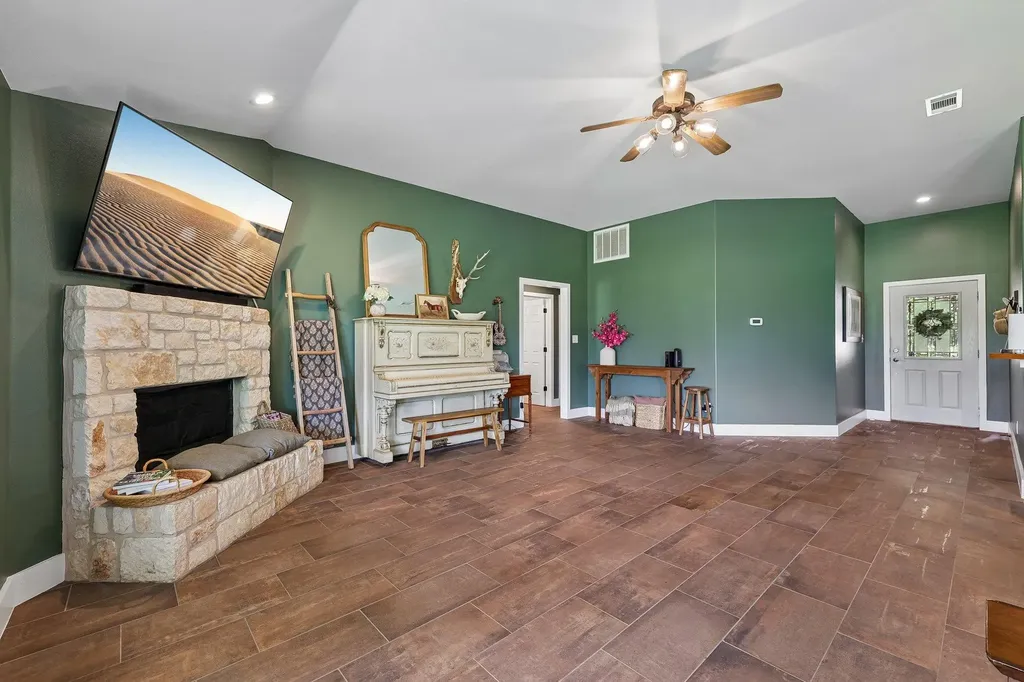 136 Thoroughbred Trace Liberty Hill TX 78642