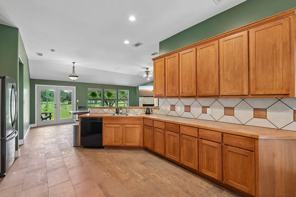 136 Thoroughbred Trace Liberty Hill TX 78642