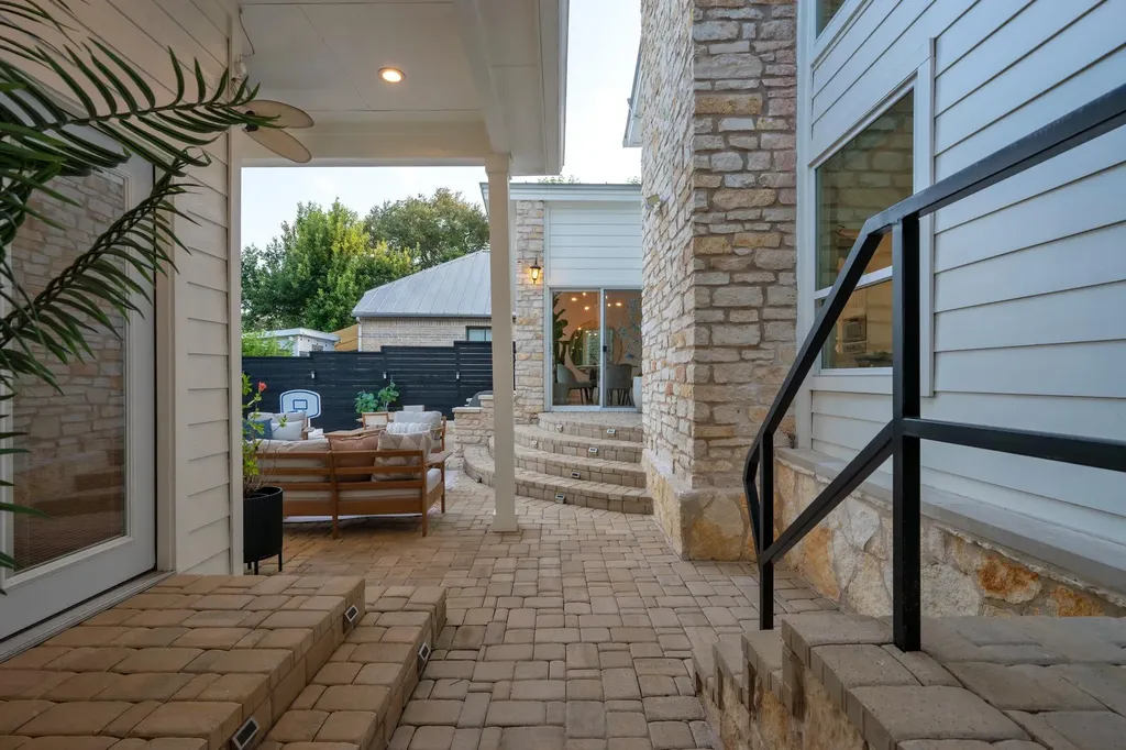 1813 Crooked Lane Austin TX 78741