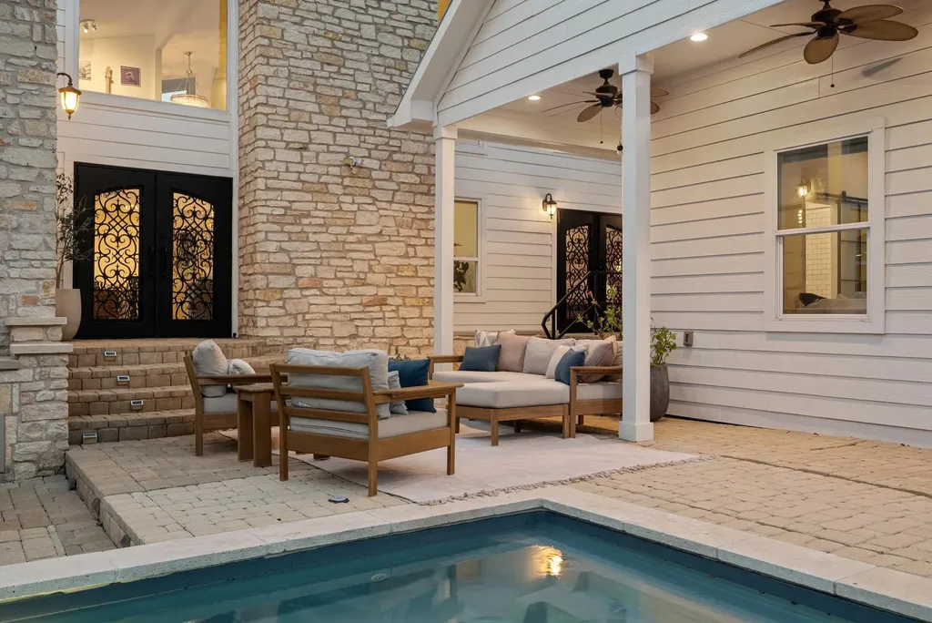 1813 Crooked Lane Austin TX 78741