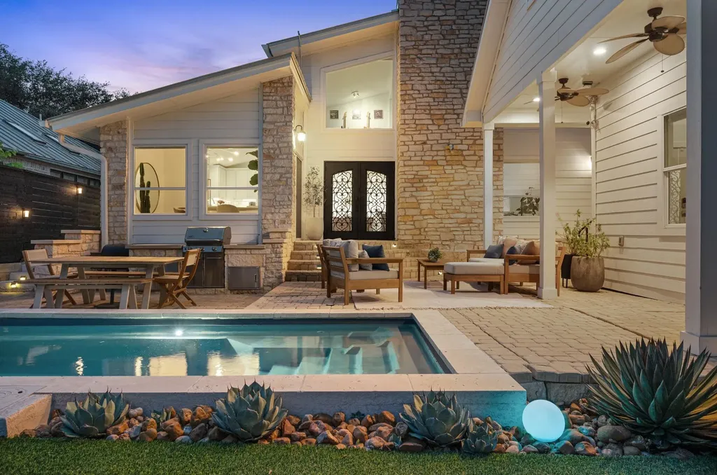 1813 Crooked Lane Austin TX 78741