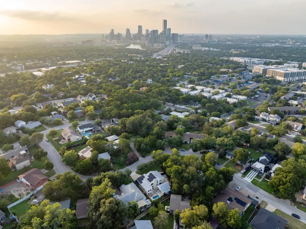 1813 Crooked Lane Austin TX 78741