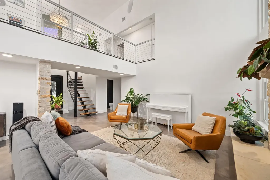 1813 Crooked Lane Austin TX 78741
