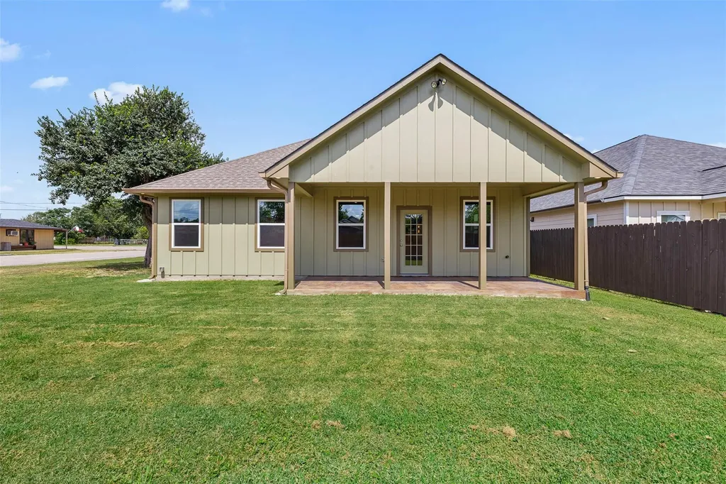 506 N Waco Street Giddings TX 78942