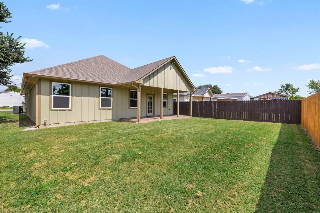 506 N Waco Street Giddings TX 78942