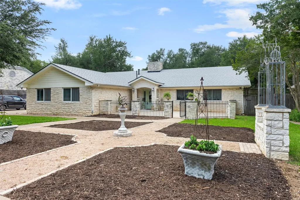 1102 N F Avenue Elgin TX 78621