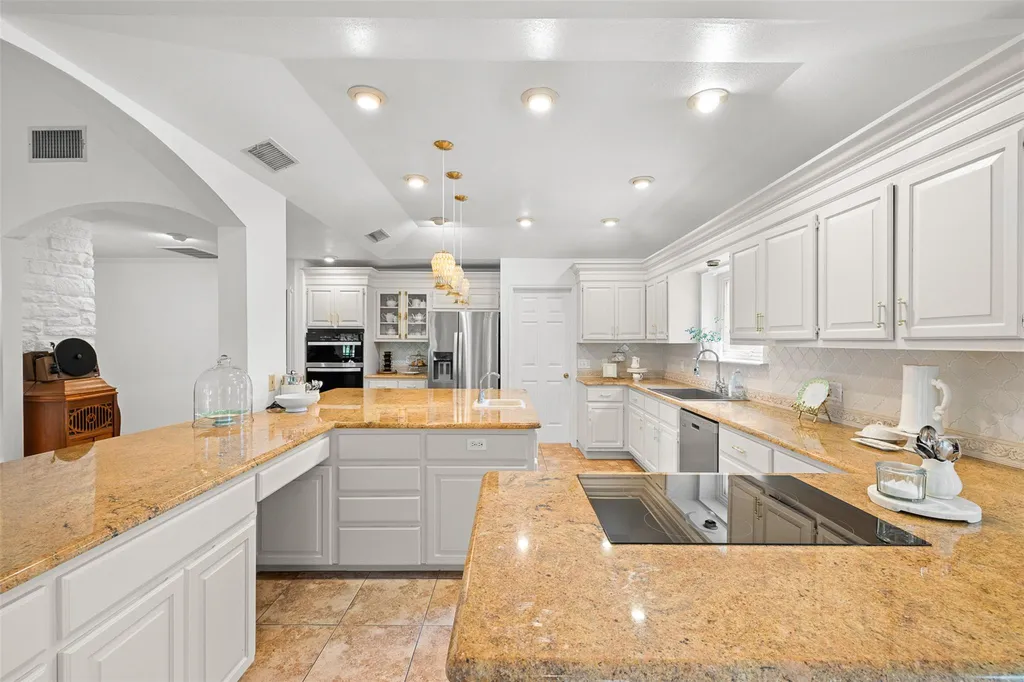 1102 N Avenue F Avenue Elgin TX 78621