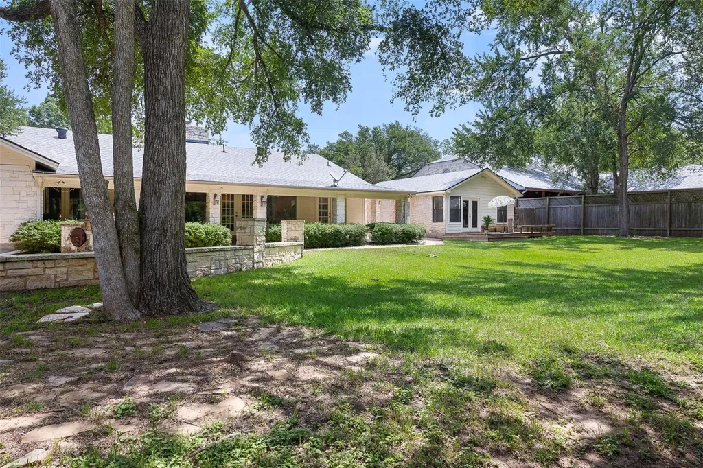 1102 N F Avenue Elgin TX 78621