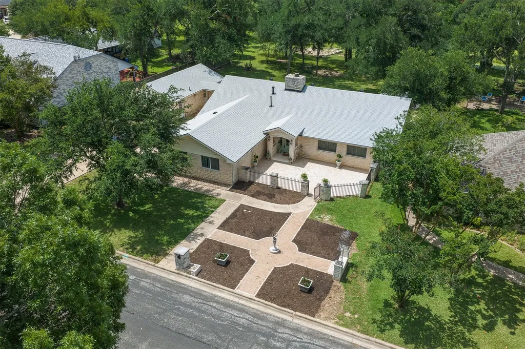 1102 N F Avenue Elgin TX 78621