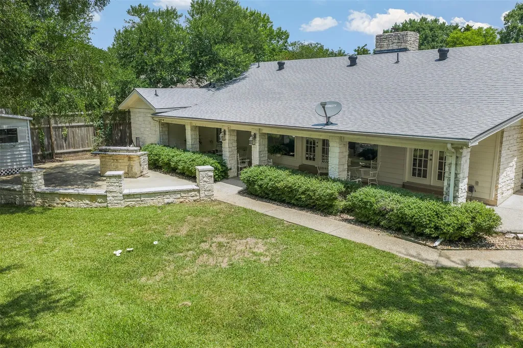 1102 N F Avenue Elgin TX 78621